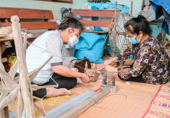 ภาพกิจกรรมคณะวิทยาศาสตร์และเทคโนโลยี จัดอบรมเชิงปฏิบัติการ เรื่อง การปั่นด้ายจากใยกล้วยผสมฝ้าย