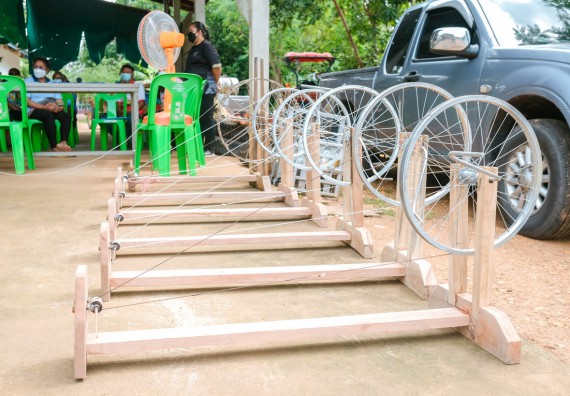 ภาพกิจกรรมคณะวิทยาศาสตร์และเทคโนโลยี จัดอบรมเชิงปฏิบัติการ เรื่อง การปั่นด้ายจากใยกล้วยผสมฝ้าย