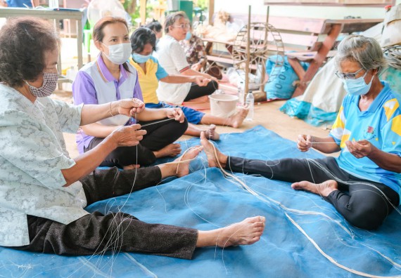 ภาพกิจกรรมคณะวิทยาศาสตร์และเทคโนโลยี จัดอบรมเชิงปฏิบัติการ เรื่อง การปั่นด้ายจากใยกล้วยผสมฝ้าย