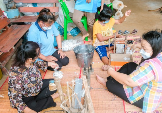 ภาพกิจกรรมคณะวิทยาศาสตร์และเทคโนโลยี จัดอบรมเชิงปฏิบัติการ เรื่อง การปั่นด้ายจากใยกล้วยผสมฝ้าย