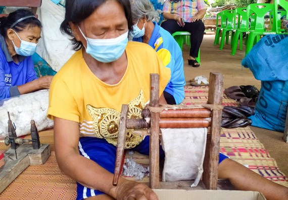 ภาพกิจกรรมคณะวิทยาศาสตร์และเทคโนโลยี จัดอบรมเชิงปฏิบัติการ เรื่อง การปั่นด้ายจากใยกล้วยผสมฝ้าย