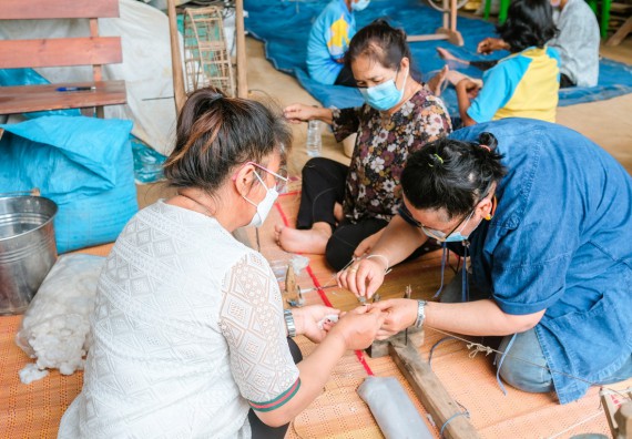 ภาพกิจกรรมคณะวิทยาศาสตร์และเทคโนโลยี จัดอบรมเชิงปฏิบัติการ เรื่อง การปั่นด้ายจากใยกล้วยผสมฝ้าย