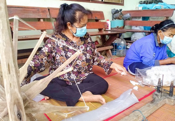 ภาพกิจกรรมคณะวิทยาศาสตร์และเทคโนโลยี จัดอบรมเชิงปฏิบัติการ เรื่อง การปั่นด้ายจากใยกล้วยผสมฝ้าย