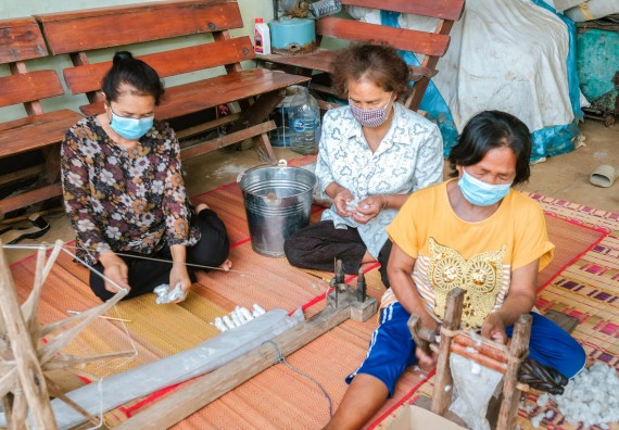 ภาพกิจกรรมคณะวิทยาศาสตร์และเทคโนโลยี จัดอบรมเชิงปฏิบัติการ เรื่อง การปั่นด้ายจากใยกล้วยผสมฝ้าย