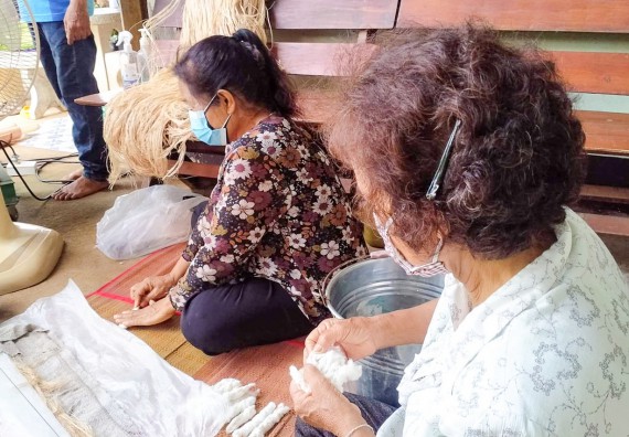 ภาพกิจกรรมคณะวิทยาศาสตร์และเทคโนโลยี จัดอบรมเชิงปฏิบัติการ เรื่อง การปั่นด้ายจากใยกล้วยผสมฝ้าย