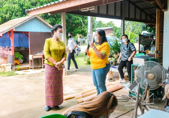 ภาพกิจกรรมคณะวิทยาศาสตร์และเทคโนโลยี จัดอบรมเชิงปฏิบัติการ เรื่อง การปั่นด้ายจากใยกล้วยผสมฝ้าย