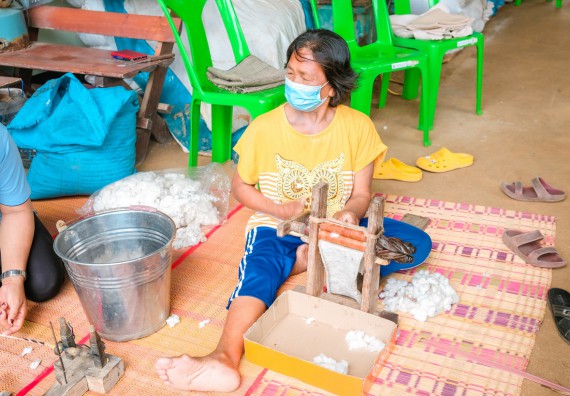 ภาพกิจกรรมคณะวิทยาศาสตร์และเทคโนโลยี จัดอบรมเชิงปฏิบัติการ เรื่อง การปั่นด้ายจากใยกล้วยผสมฝ้าย