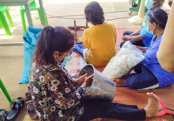 ภาพกิจกรรมคณะวิทยาศาสตร์และเทคโนโลยี จัดอบรมเชิงปฏิบัติการ เรื่อง การปั่นด้ายจากใยกล้วยผสมฝ้าย