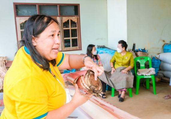 ภาพกิจกรรมคณะวิทยาศาสตร์และเทคโนโลยี จัดอบรมเชิงปฏิบัติการ เรื่อง การปั่นด้ายจากใยกล้วยผสมฝ้าย