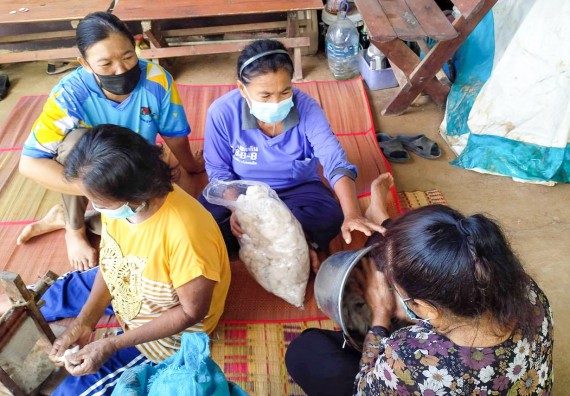 ภาพกิจกรรมคณะวิทยาศาสตร์และเทคโนโลยี จัดอบรมเชิงปฏิบัติการ เรื่อง การปั่นด้ายจากใยกล้วยผสมฝ้าย