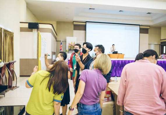 ภาพกิจกรรม  คณาจารย์และบุคลากร คณะวิทยาศาสตร์และเทคโนโลยี เข้าร่วมอบรมโครงการอบรมเชิงปฏิบัติการพัฒนาทักษะวิศวกรสังคมสำหรับอาจารย์ KPRU