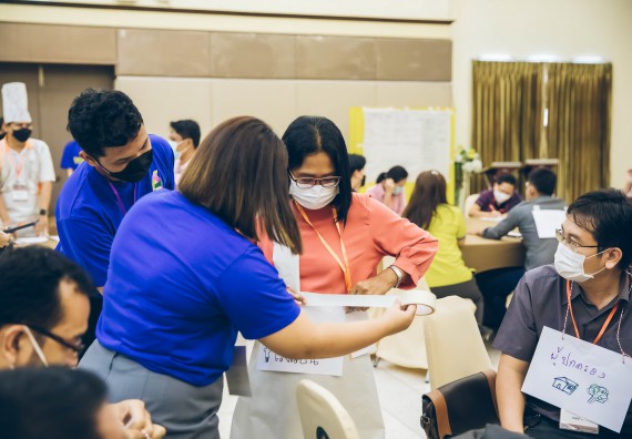 ภาพกิจกรรม  คณาจารย์และบุคลากร คณะวิทยาศาสตร์และเทคโนโลยี เข้าร่วมอบรมโครงการอบรมเชิงปฏิบัติการพัฒนาทักษะวิศวกรสังคมสำหรับอาจารย์ KPRU