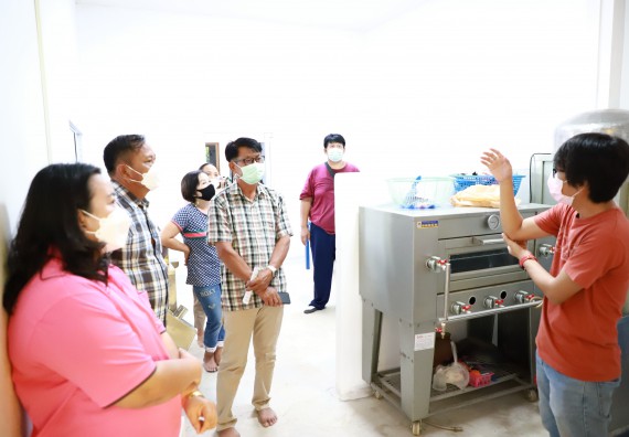 ภาพกิจกรรม  คณะวิทยาศาสตร์และเทคโนโลยี มหาวิทยาลัยราชภัฏกำแพงเพชร ลงพื้นที่ติดตามการให้บริการวิชาการและยกระดับผลิตภัณฑ์ชุมชน ของกลุ่มวิสาหกิจชุมชนกล้วยน้ำหว้าแปลงใหญ่