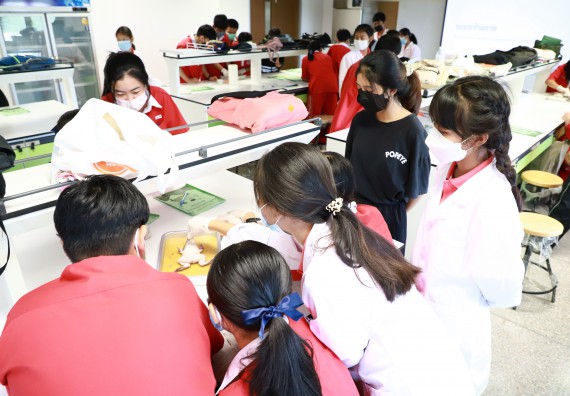 ภาพกิจกรรม  คณะวิทยาศาสตร์และเทคโนโลยี จัดโครงการค่ายวิทยาศาสตร์นักเรียนห้องเรียนพิเศษวิทยาศาสตร์  และโครงการค่ายวิทยาศาสตร์นักเรียนห้องเรียนพิเศษวิทยาศาสตร์เทคโนโลยี ภาษาอังกฤษ คณิตศาสตร์ (STEM) ระดับชั้นมัธยมศึกษาปีที่ 2