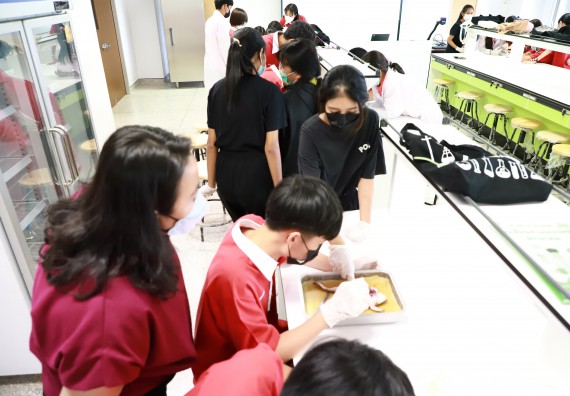 ภาพกิจกรรม  คณะวิทยาศาสตร์และเทคโนโลยี จัดโครงการค่ายวิทยาศาสตร์นักเรียนห้องเรียนพิเศษวิทยาศาสตร์  และโครงการค่ายวิทยาศาสตร์นักเรียนห้องเรียนพิเศษวิทยาศาสตร์เทคโนโลยี ภาษาอังกฤษ คณิตศาสตร์ (STEM) ระดับชั้นมัธยมศึกษาปีที่ 2