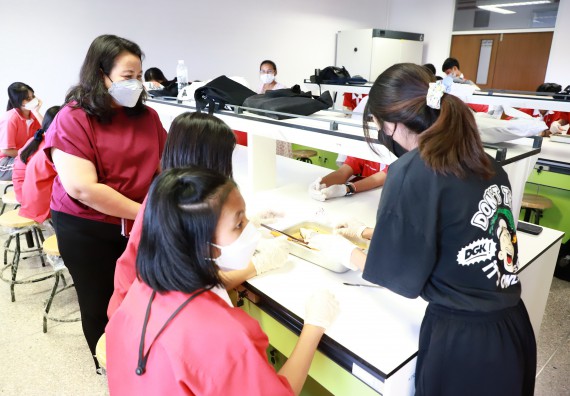 ภาพกิจกรรม  คณะวิทยาศาสตร์และเทคโนโลยี จัดโครงการค่ายวิทยาศาสตร์นักเรียนห้องเรียนพิเศษวิทยาศาสตร์  และโครงการค่ายวิทยาศาสตร์นักเรียนห้องเรียนพิเศษวิทยาศาสตร์เทคโนโลยี ภาษาอังกฤษ คณิตศาสตร์ (STEM) ระดับชั้นมัธยมศึกษาปีที่ 2