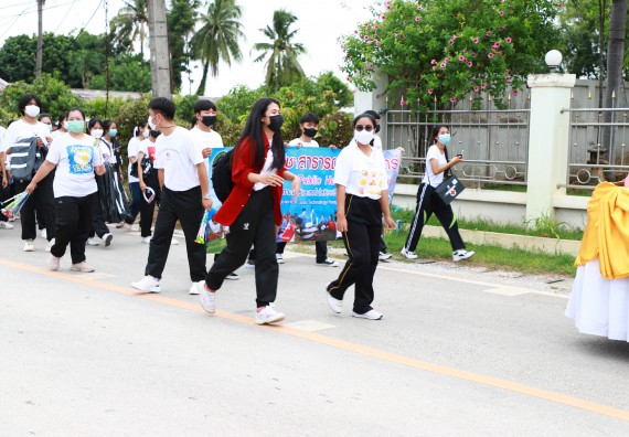 ภาพกิจกรรม  โปรแกรมวิชาสาธารณสุขศาสตร์ ร่วมแห่เทียนและถวายเทียนจำนำพรรษา ทั้งกันนี้ร่วมกันบำเบ็ญประโยชน์ทำความสะอาดวัดวังยาง