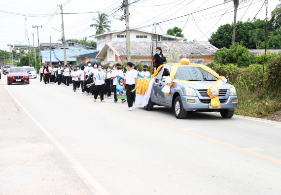 ภาพกิจกรรม  โปรแกรมวิชาสาธารณสุขศาสตร์ ร่วมแห่เทียนและถวายเทียนจำนำพรรษา ทั้งกันนี้ร่วมกันบำเบ็ญประโยชน์ทำความสะอาดวัดวังยาง