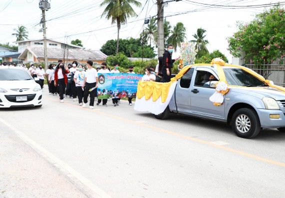 ภาพกิจกรรม  โปรแกรมวิชาสาธารณสุขศาสตร์ ร่วมแห่เทียนและถวายเทียนจำนำพรรษา ทั้งกันนี้ร่วมกันบำเบ็ญประโยชน์ทำความสะอาดวัดวังยาง