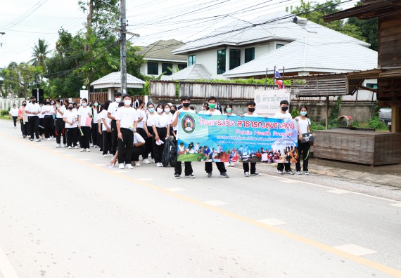 ภาพกิจกรรม  โปรแกรมวิชาสาธารณสุขศาสตร์ ร่วมแห่เทียนและถวายเทียนจำนำพรรษา ทั้งกันนี้ร่วมกันบำเบ็ญประโยชน์ทำความสะอาดวัดวังยาง