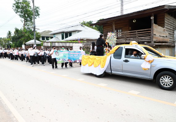 ภาพกิจกรรม  โปรแกรมวิชาสาธารณสุขศาสตร์ ร่วมแห่เทียนและถวายเทียนจำนำพรรษา ทั้งกันนี้ร่วมกันบำเบ็ญประโยชน์ทำความสะอาดวัดวังยาง
