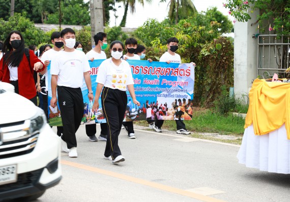 ภาพกิจกรรม  โปรแกรมวิชาสาธารณสุขศาสตร์ ร่วมแห่เทียนและถวายเทียนจำนำพรรษา ทั้งกันนี้ร่วมกันบำเบ็ญประโยชน์ทำความสะอาดวัดวังยาง