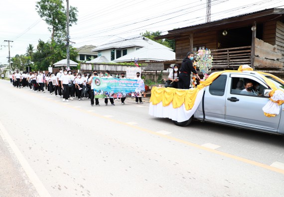 ภาพกิจกรรม  โปรแกรมวิชาสาธารณสุขศาสตร์ ร่วมแห่เทียนและถวายเทียนจำนำพรรษา ทั้งกันนี้ร่วมกันบำเบ็ญประโยชน์ทำความสะอาดวัดวังยาง