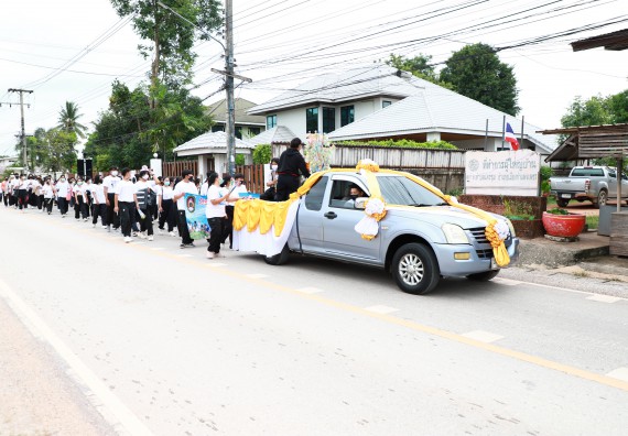 ภาพกิจกรรม  โปรแกรมวิชาสาธารณสุขศาสตร์ ร่วมแห่เทียนและถวายเทียนจำนำพรรษา ทั้งกันนี้ร่วมกันบำเบ็ญประโยชน์ทำความสะอาดวัดวังยาง