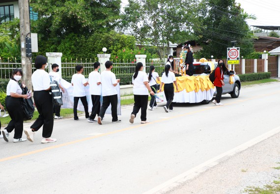 ภาพกิจกรรม  โปรแกรมวิชาสาธารณสุขศาสตร์ ร่วมแห่เทียนและถวายเทียนจำนำพรรษา ทั้งกันนี้ร่วมกันบำเบ็ญประโยชน์ทำความสะอาดวัดวังยาง