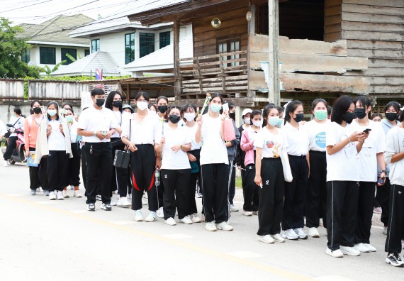ภาพกิจกรรม  โปรแกรมวิชาสาธารณสุขศาสตร์ ร่วมแห่เทียนและถวายเทียนจำนำพรรษา ทั้งกันนี้ร่วมกันบำเบ็ญประโยชน์ทำความสะอาดวัดวังยาง