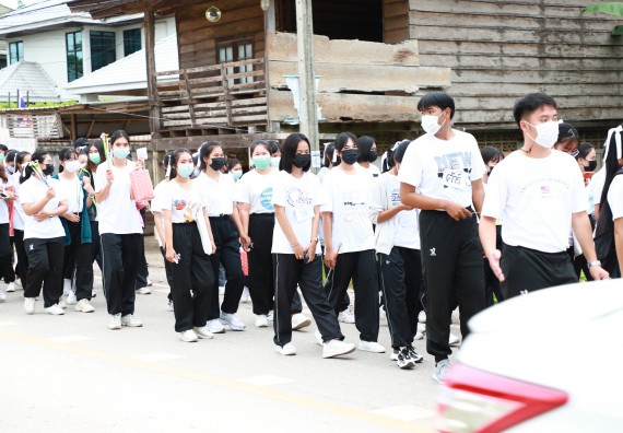 ภาพกิจกรรม  โปรแกรมวิชาสาธารณสุขศาสตร์ ร่วมแห่เทียนและถวายเทียนจำนำพรรษา ทั้งกันนี้ร่วมกันบำเบ็ญประโยชน์ทำความสะอาดวัดวังยาง