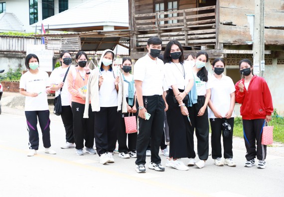 ภาพกิจกรรม  โปรแกรมวิชาสาธารณสุขศาสตร์ ร่วมแห่เทียนและถวายเทียนจำนำพรรษา ทั้งกันนี้ร่วมกันบำเบ็ญประโยชน์ทำความสะอาดวัดวังยาง