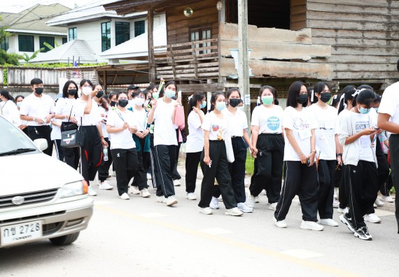 ภาพกิจกรรม  โปรแกรมวิชาสาธารณสุขศาสตร์ ร่วมแห่เทียนและถวายเทียนจำนำพรรษา ทั้งกันนี้ร่วมกันบำเบ็ญประโยชน์ทำความสะอาดวัดวังยาง