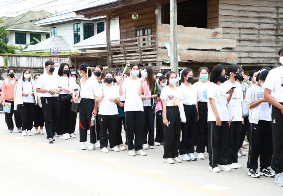 ภาพกิจกรรม  โปรแกรมวิชาสาธารณสุขศาสตร์ ร่วมแห่เทียนและถวายเทียนจำนำพรรษา ทั้งกันนี้ร่วมกันบำเบ็ญประโยชน์ทำความสะอาดวัดวังยาง