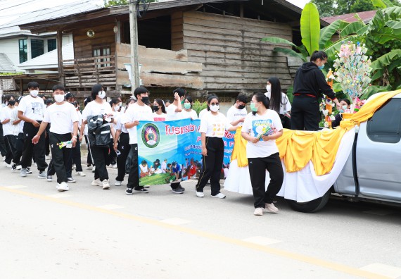 ภาพกิจกรรม  โปรแกรมวิชาสาธารณสุขศาสตร์ ร่วมแห่เทียนและถวายเทียนจำนำพรรษา ทั้งกันนี้ร่วมกันบำเบ็ญประโยชน์ทำความสะอาดวัดวังยาง