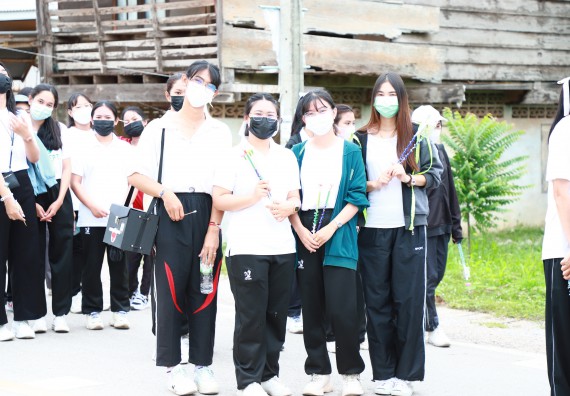 ภาพกิจกรรม  โปรแกรมวิชาสาธารณสุขศาสตร์ ร่วมแห่เทียนและถวายเทียนจำนำพรรษา ทั้งกันนี้ร่วมกันบำเบ็ญประโยชน์ทำความสะอาดวัดวังยาง