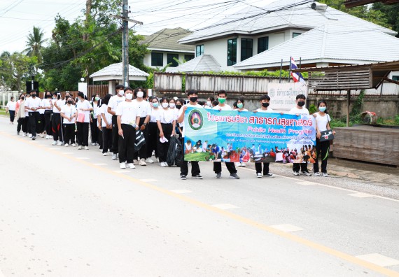 ภาพกิจกรรม  โปรแกรมวิชาสาธารณสุขศาสตร์ ร่วมแห่เทียนและถวายเทียนจำนำพรรษา ทั้งกันนี้ร่วมกันบำเบ็ญประโยชน์ทำความสะอาดวัดวังยาง
