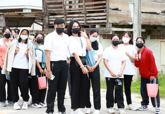 ภาพกิจกรรม  โปรแกรมวิชาสาธารณสุขศาสตร์ ร่วมแห่เทียนและถวายเทียนจำนำพรรษา ทั้งกันนี้ร่วมกันบำเบ็ญประโยชน์ทำความสะอาดวัดวังยาง