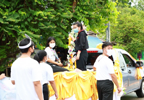 ภาพกิจกรรม  โปรแกรมวิชาสาธารณสุขศาสตร์ ร่วมแห่เทียนและถวายเทียนจำนำพรรษา ทั้งกันนี้ร่วมกันบำเบ็ญประโยชน์ทำความสะอาดวัดวังยาง