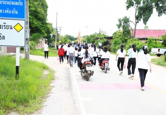 ภาพกิจกรรม  โปรแกรมวิชาสาธารณสุขศาสตร์ ร่วมแห่เทียนและถวายเทียนจำนำพรรษา ทั้งกันนี้ร่วมกันบำเบ็ญประโยชน์ทำความสะอาดวัดวังยาง
