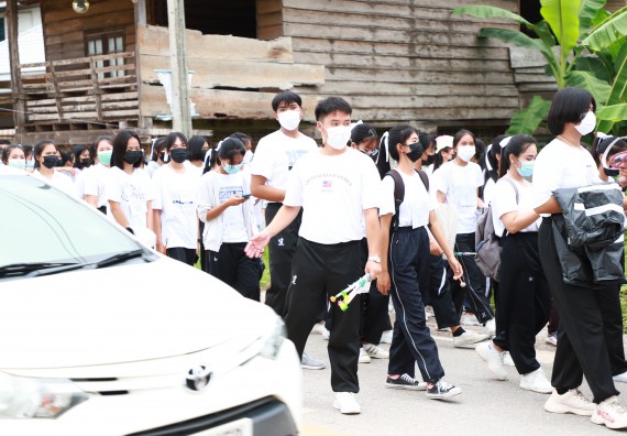 ภาพกิจกรรม  โปรแกรมวิชาสาธารณสุขศาสตร์ ร่วมแห่เทียนและถวายเทียนจำนำพรรษา ทั้งกันนี้ร่วมกันบำเบ็ญประโยชน์ทำความสะอาดวัดวังยาง