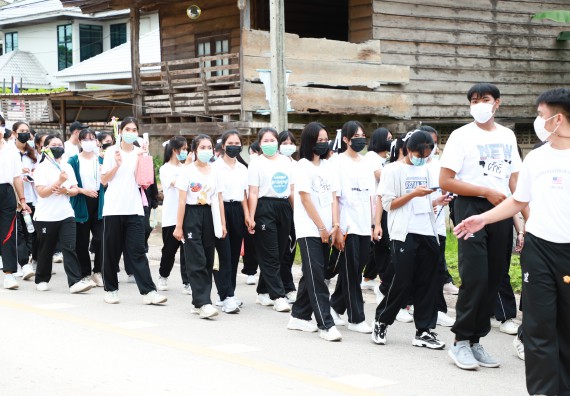 ภาพกิจกรรม  โปรแกรมวิชาสาธารณสุขศาสตร์ ร่วมแห่เทียนและถวายเทียนจำนำพรรษา ทั้งกันนี้ร่วมกันบำเบ็ญประโยชน์ทำความสะอาดวัดวังยาง