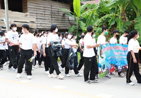 ภาพกิจกรรม  โปรแกรมวิชาสาธารณสุขศาสตร์ ร่วมแห่เทียนและถวายเทียนจำนำพรรษา ทั้งกันนี้ร่วมกันบำเบ็ญประโยชน์ทำความสะอาดวัดวังยาง
