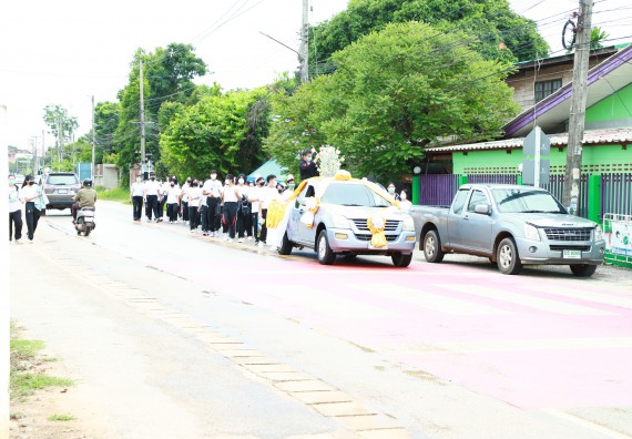 ภาพกิจกรรม  โปรแกรมวิชาสาธารณสุขศาสตร์ ร่วมแห่เทียนและถวายเทียนจำนำพรรษา ทั้งกันนี้ร่วมกันบำเบ็ญประโยชน์ทำความสะอาดวัดวังยาง
