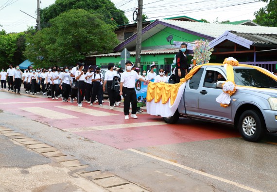 ภาพกิจกรรม  โปรแกรมวิชาสาธารณสุขศาสตร์ ร่วมแห่เทียนและถวายเทียนจำนำพรรษา ทั้งกันนี้ร่วมกันบำเบ็ญประโยชน์ทำความสะอาดวัดวังยาง