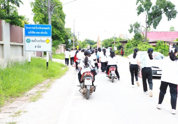 ภาพกิจกรรม  โปรแกรมวิชาสาธารณสุขศาสตร์ ร่วมแห่เทียนและถวายเทียนจำนำพรรษา ทั้งกันนี้ร่วมกันบำเบ็ญประโยชน์ทำความสะอาดวัดวังยาง