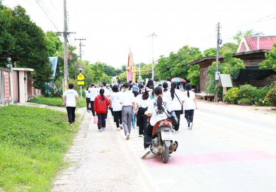 ภาพกิจกรรม  โปรแกรมวิชาสาธารณสุขศาสตร์ ร่วมแห่เทียนและถวายเทียนจำนำพรรษา ทั้งกันนี้ร่วมกันบำเบ็ญประโยชน์ทำความสะอาดวัดวังยาง