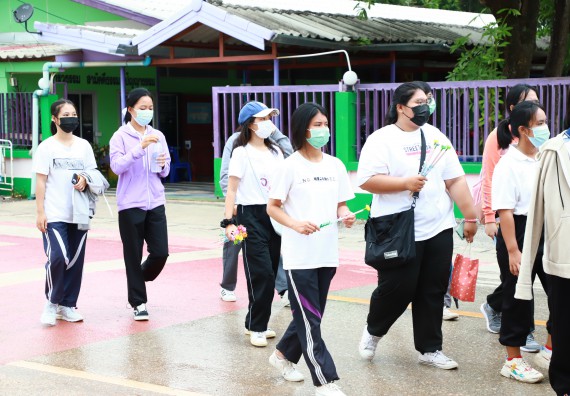 ภาพกิจกรรม  โปรแกรมวิชาสาธารณสุขศาสตร์ ร่วมแห่เทียนและถวายเทียนจำนำพรรษา ทั้งกันนี้ร่วมกันบำเบ็ญประโยชน์ทำความสะอาดวัดวังยาง