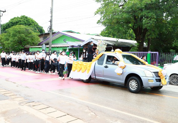 ภาพกิจกรรม  โปรแกรมวิชาสาธารณสุขศาสตร์ ร่วมแห่เทียนและถวายเทียนจำนำพรรษา ทั้งกันนี้ร่วมกันบำเบ็ญประโยชน์ทำความสะอาดวัดวังยาง