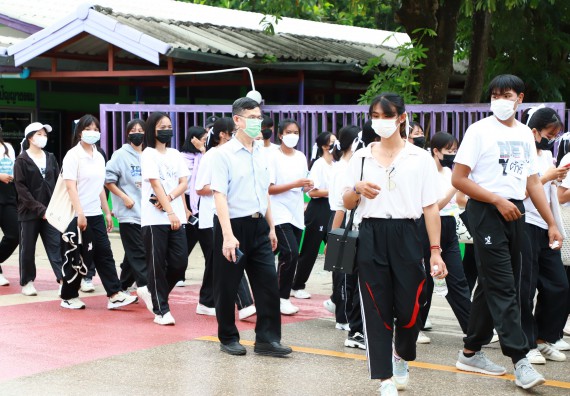 ภาพกิจกรรม  โปรแกรมวิชาสาธารณสุขศาสตร์ ร่วมแห่เทียนและถวายเทียนจำนำพรรษา ทั้งกันนี้ร่วมกันบำเบ็ญประโยชน์ทำความสะอาดวัดวังยาง